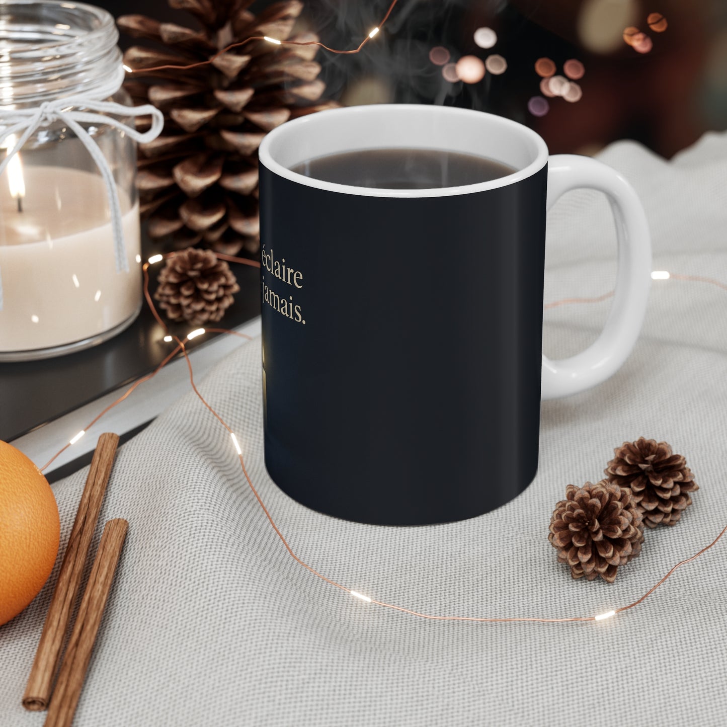 Ce qui Eclaire Ne Crie Jamais Mug — UNIK.